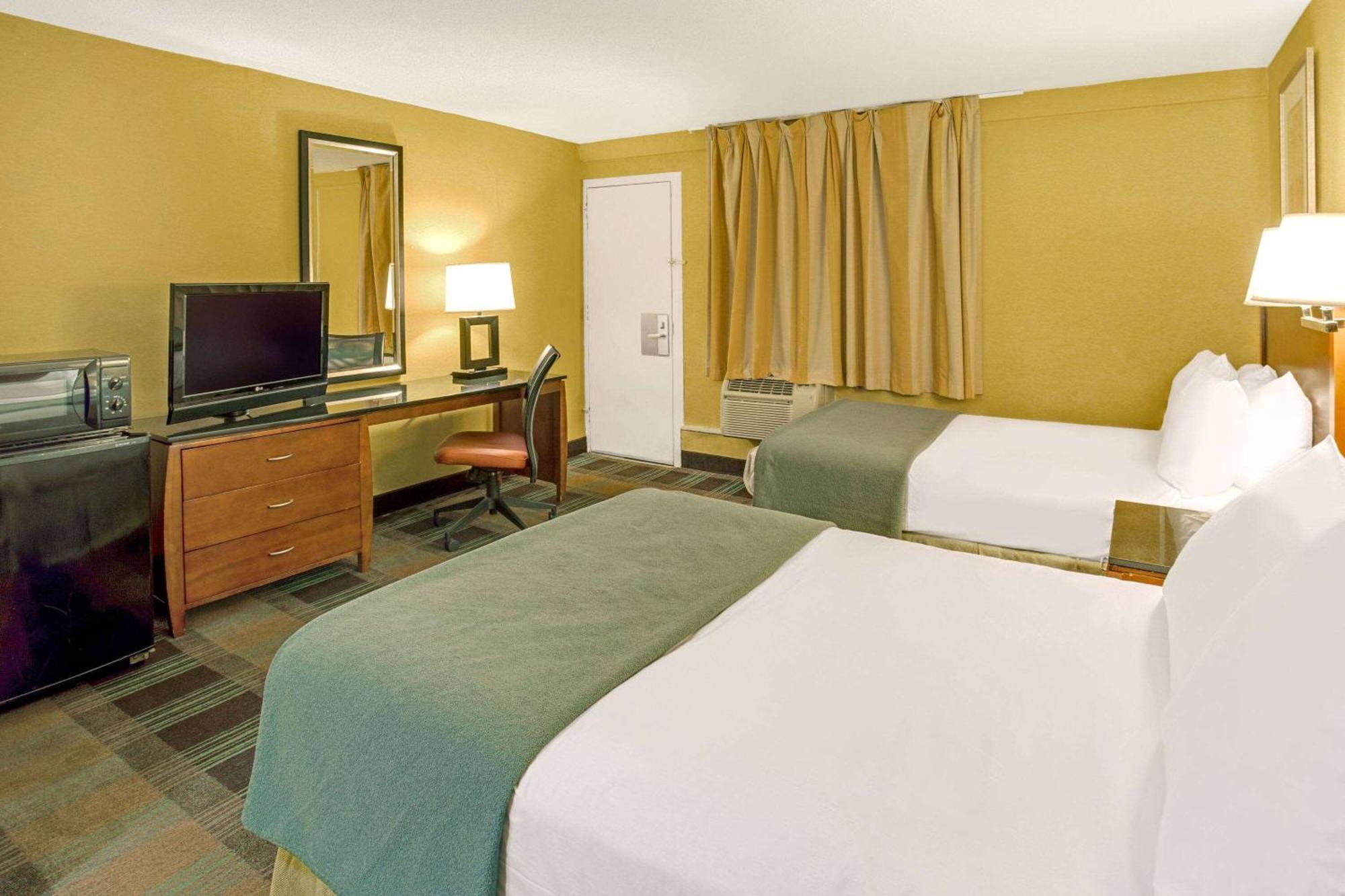 Travelodge By Wyndham Silver Spring Exterior photo