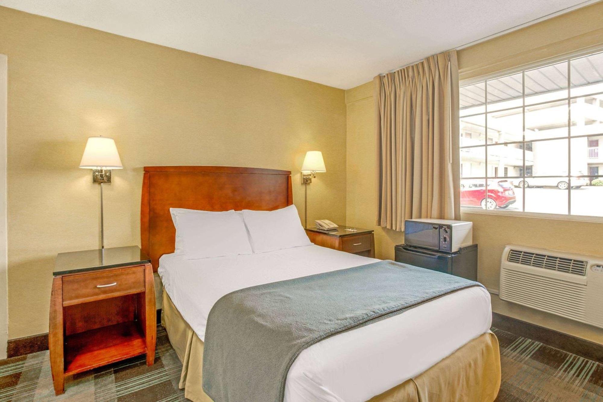 Travelodge By Wyndham Silver Spring Exterior photo